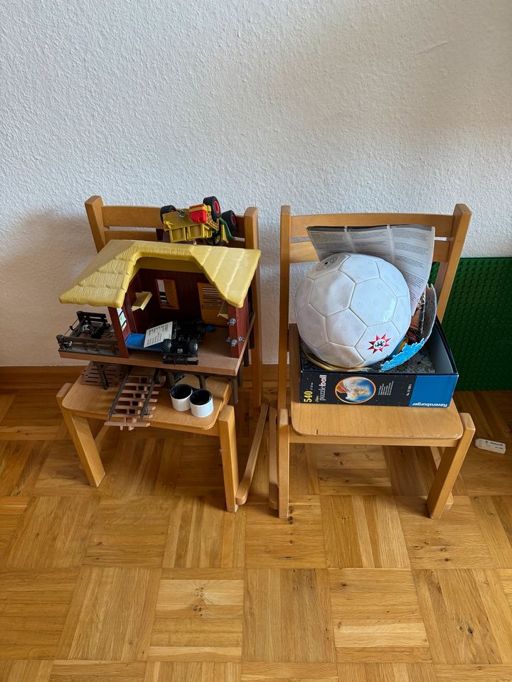 Kindertisch mit 4 Stühlen (ohne Spielzeug) in Frankfurt am Main