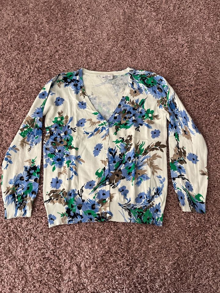 Strickjacke Gr. 40/42 Gina floral weiß blau beige grün in Petershagen