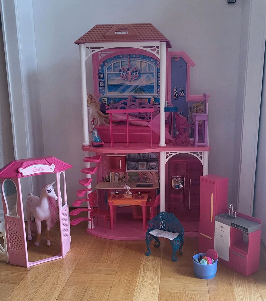 Barbie Haus mit sehr viel Zubehör in Niederkirchen