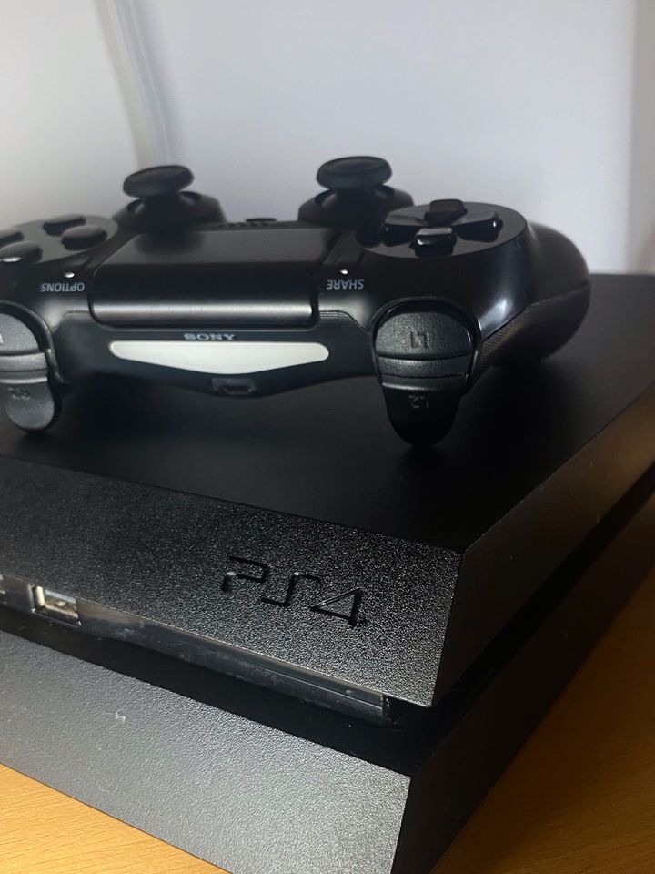 PlayStation 4 (1TB) mit Controller und Spiel in Frankfurt am Main