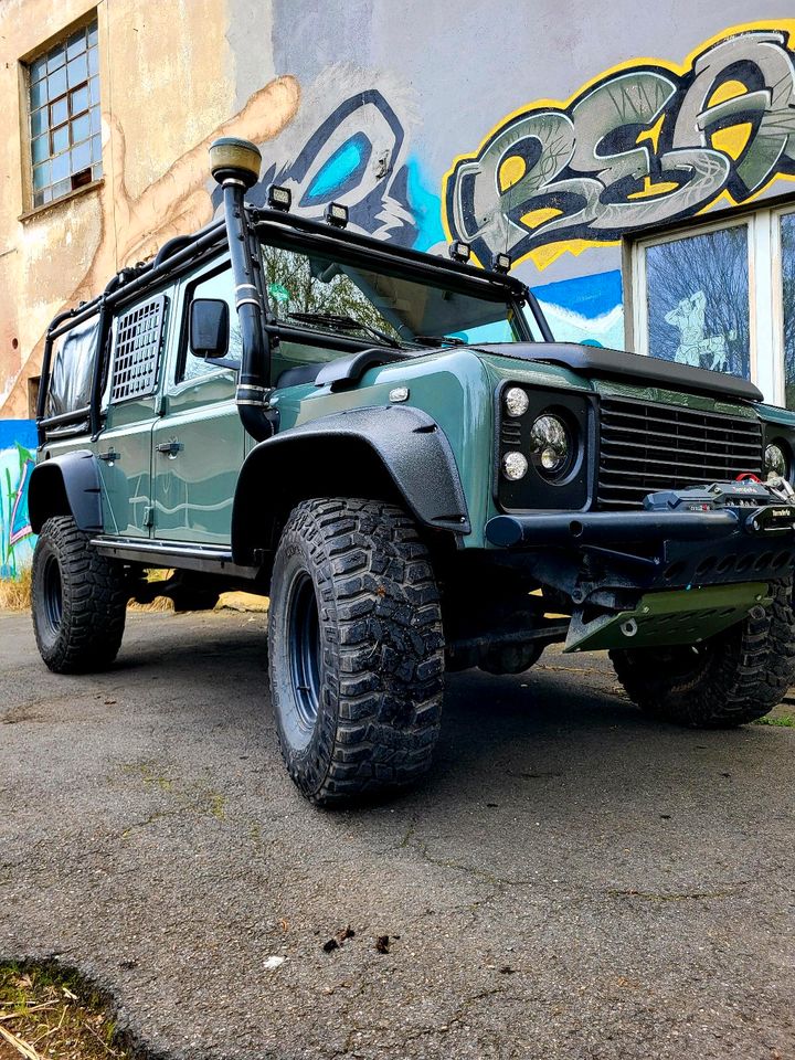 Land Rover Defender 110 Td4 2.2l Crew / Double Cab Keswick green in Brilon