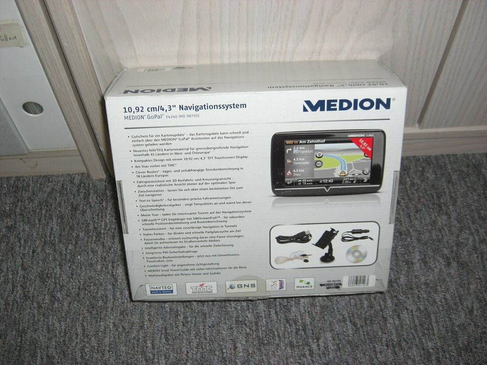 Navigationssystem Medion MD 98700 mit 3D Fahrspurassistenten in Stelle