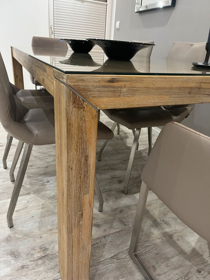 Massiv Holz Tisch mit vier Stühlen in Duisburg