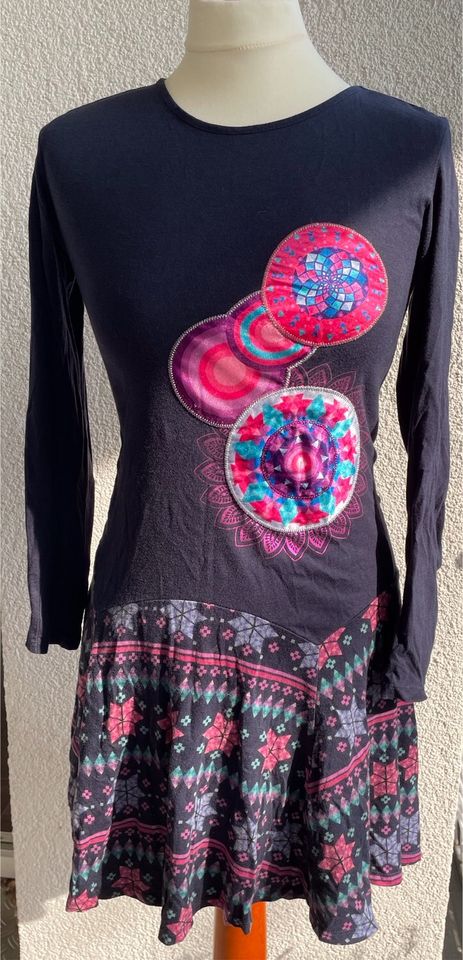 Süßer Kleid von DESIGUAL, schwarz bestickt. Gr. 152 in Köln