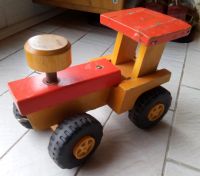 DDR Holzauto kleiner Traktor mit Anhänger Nordrhein-Westfalen - Engelskirchen Vorschau