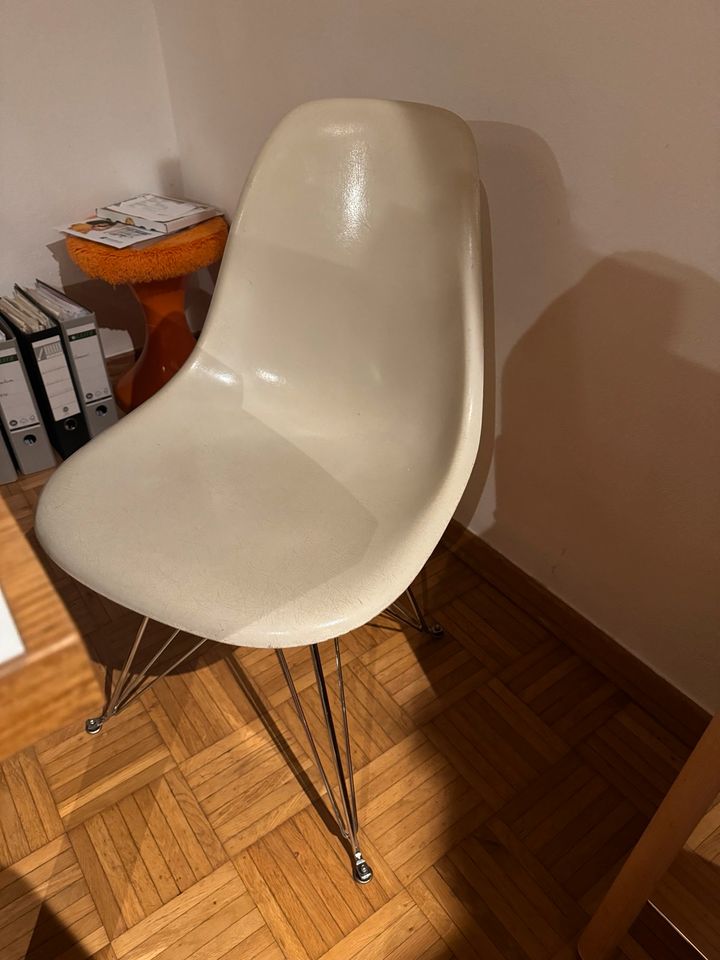 Vitra Charles Eames Fiberglas Side Chairs DSR in Hameln