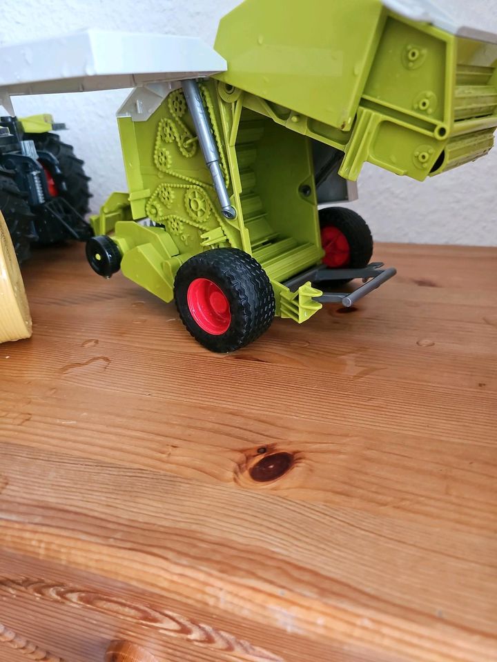 Neuwertig Traktor mit Presse NP 59,95.€ in Schwepnitz
