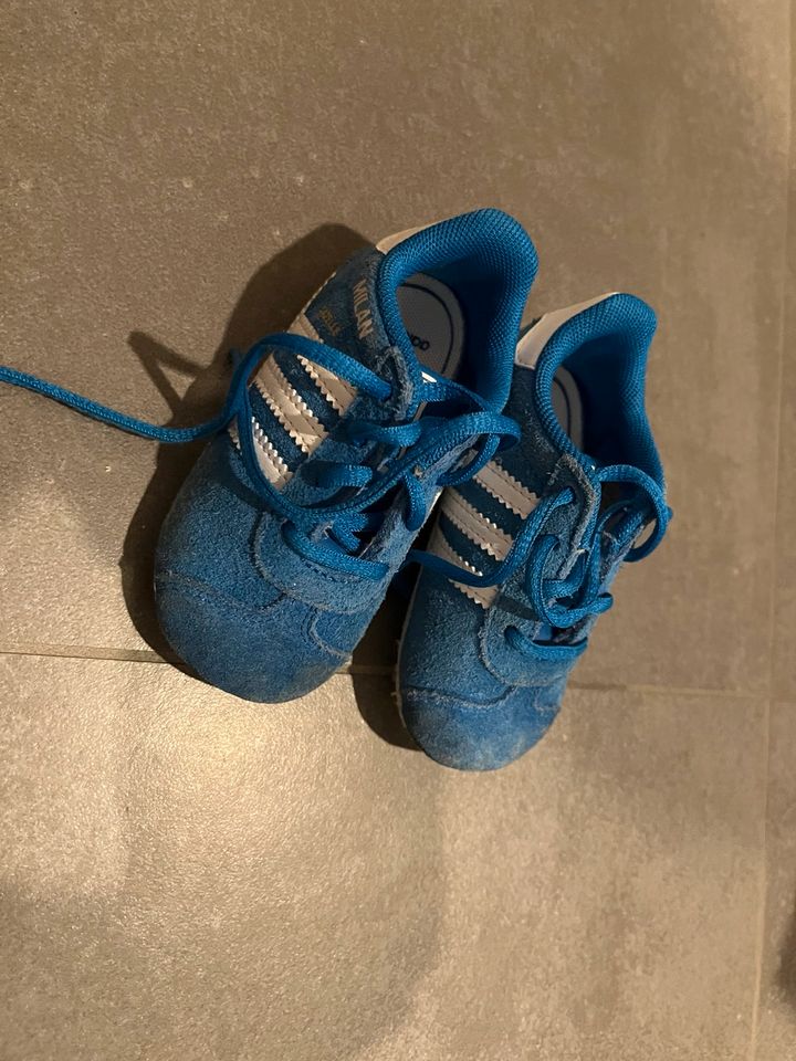 Adidas Sneaker Laufen lernen in Freiburg im Breisgau