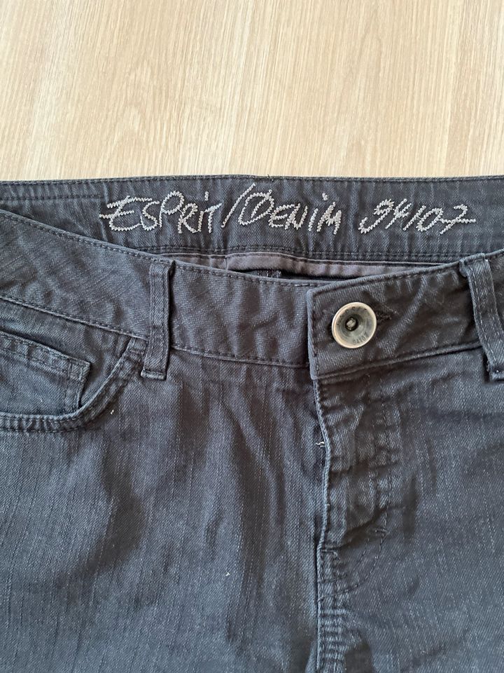 Esprit Jeans 32/32 gerade geschnitten in Heere