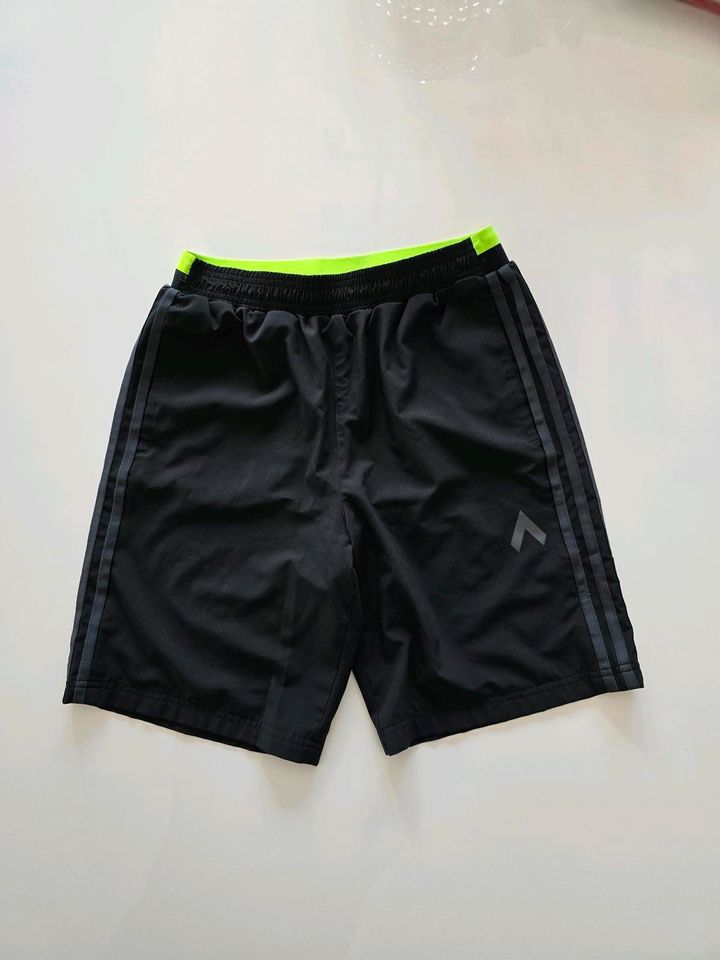 Adidas Shorts Sporthose Badehose, sehr gut erhalten in Warstein