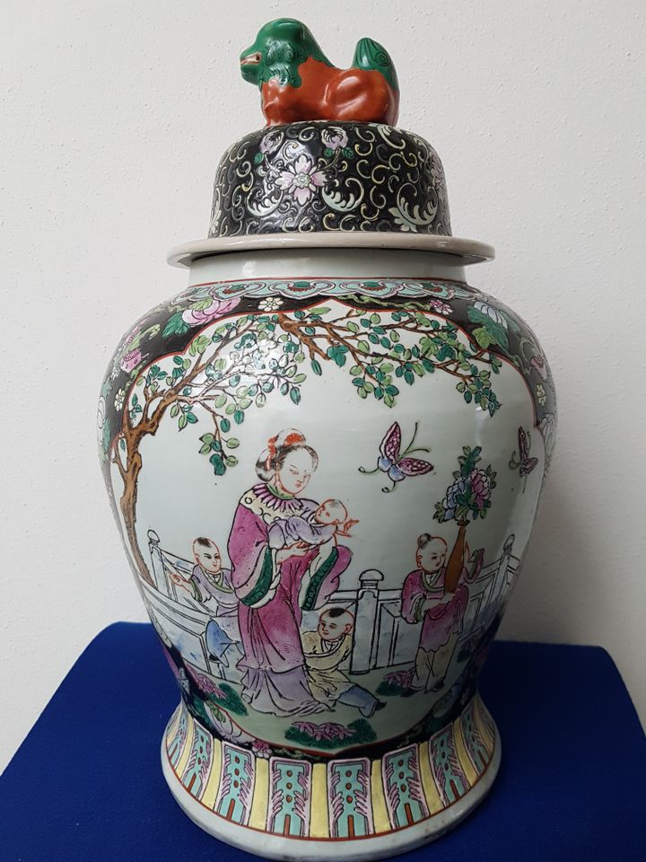 Grosse Famille-Noir Porzellan Deckel-Vase, Qing Dynastie/ Guangxu in München