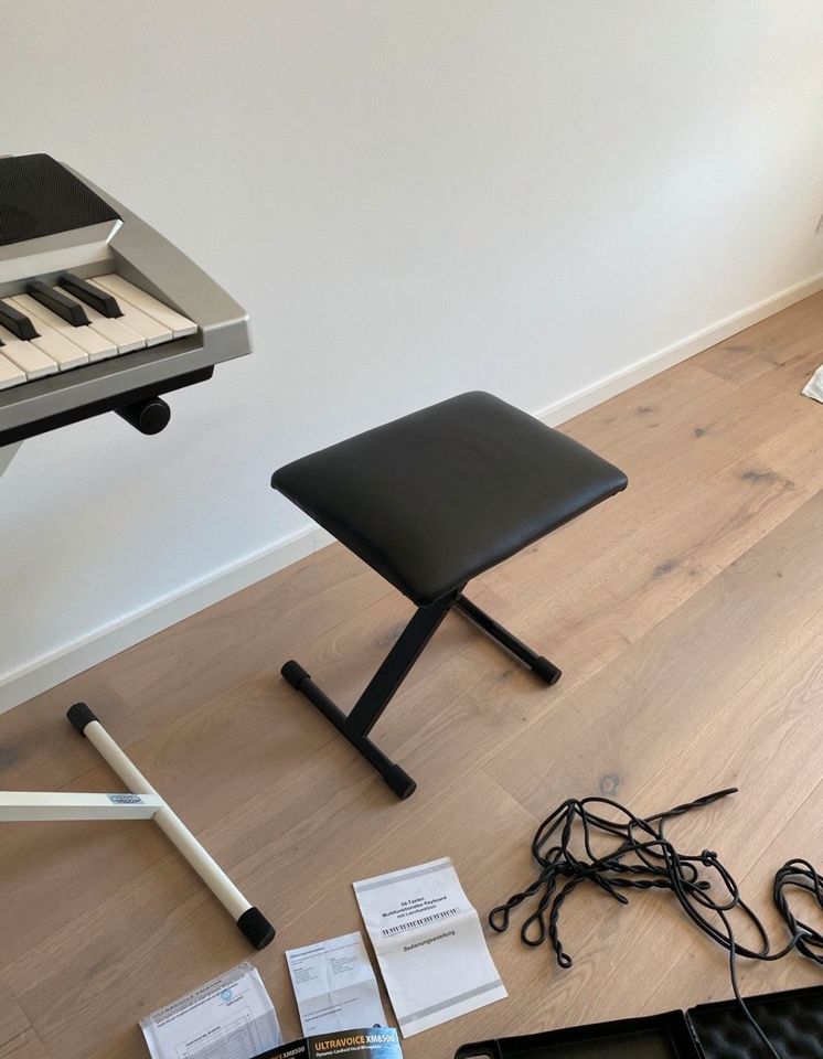 Keyboard Piano Tisch Stuhl Mikrofon Musikinstrument in Schwelm