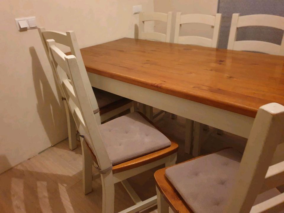 Massive Holztisch mit 6 Stühle. in Lichtenau