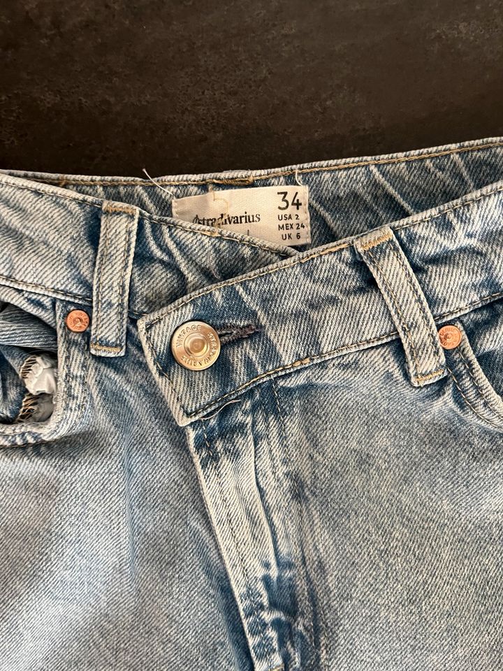 Stradivarius Jeans Hose Gr. 34 hellblau in Nordhorn