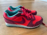 Nike Sneaker Turnschuhe rot Gr. 37,5 US 6 Hessen - Fulda Vorschau
