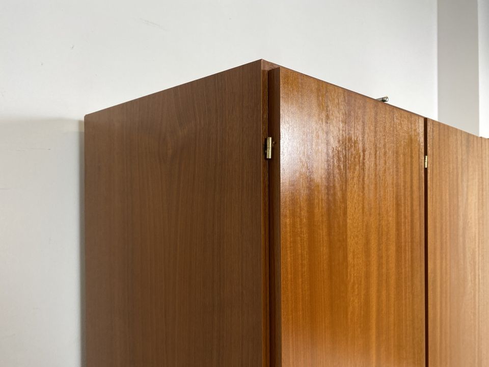 WMK Unaufdringlicher und sehr gut erhaltener 70er Jahre Kleiderschrank mit schönen Messingbeschlägen # Schrank Wäscheschrank Wardrobe Schlafzimmerschrank Retro Vintage DDR # Lieferung möglich in Berlin