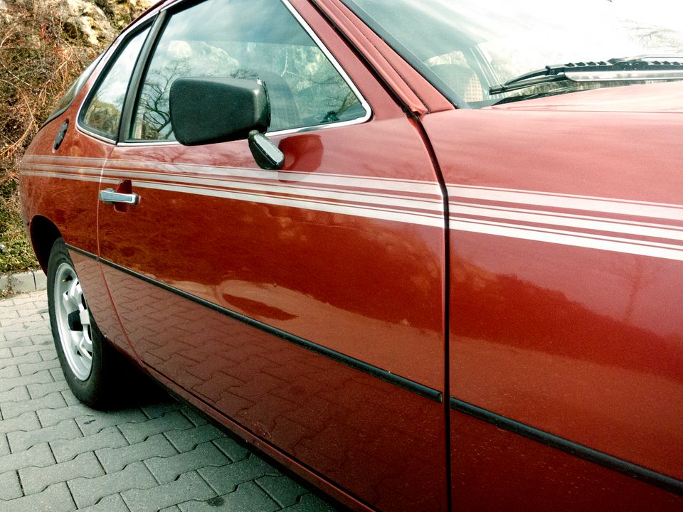 gut erhaltener Oldtimer Porsche 924 aus der ersten Generation in München