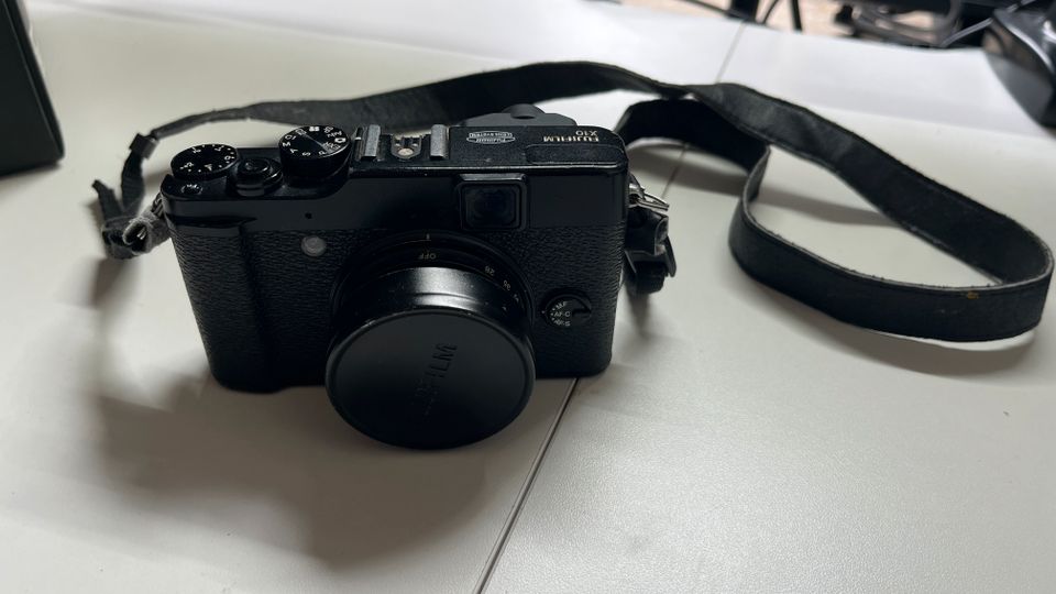 Fuji X10 Kamera mit Zubehör und OVP (kleiner Defekt) in Hamburg