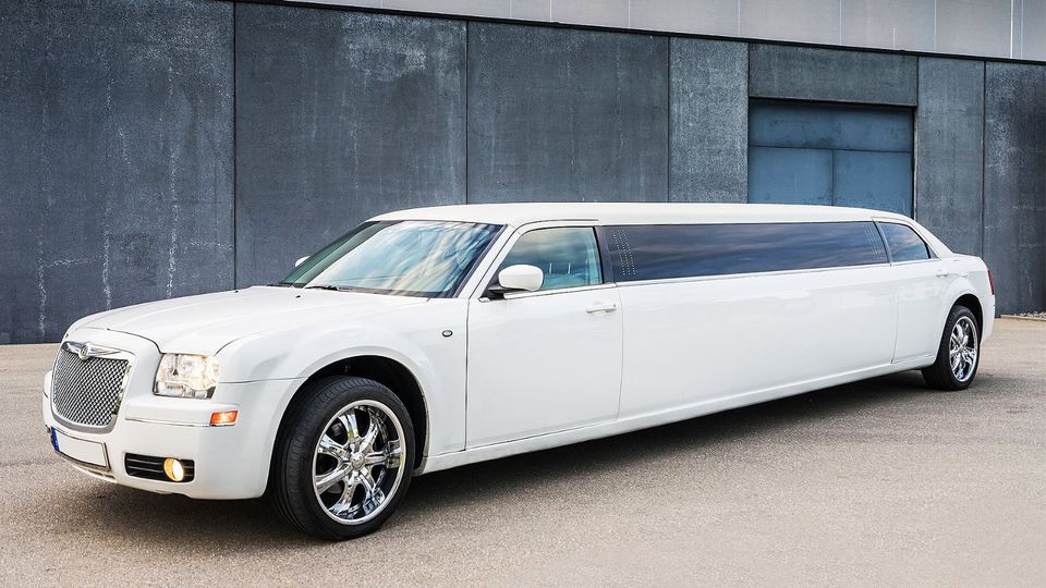 Weiße Stretchlimousine in Heilbronn für Hochzeit, JGA, Party uvm. in Möglingen 