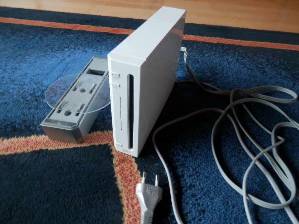 Wii Nintendo, neuwertig mit 3 Spielen in Bornhöved