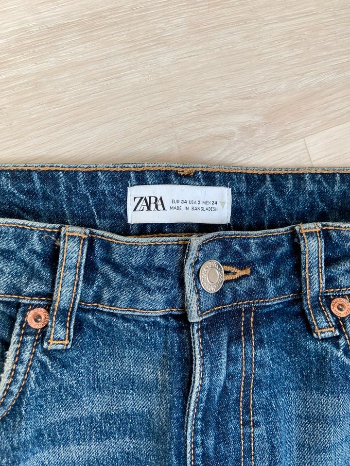 Zara high waist Jeans mit Schlitz Gr. 34 in Essen