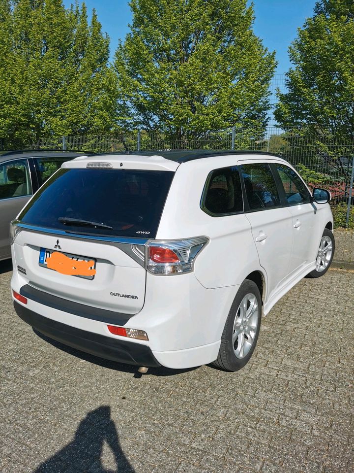 Mitsubishi Outlander 3 / 2.2 Diesel al Rad in Düsseldorf