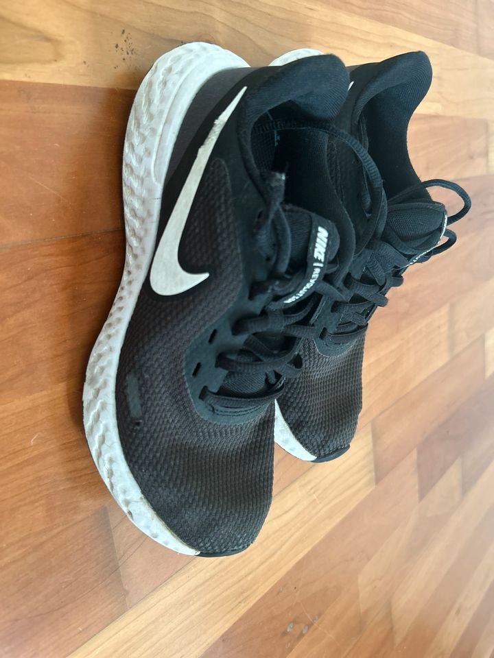 Nike,Revolution, Sneaker, 36,5, schwarz in Menden