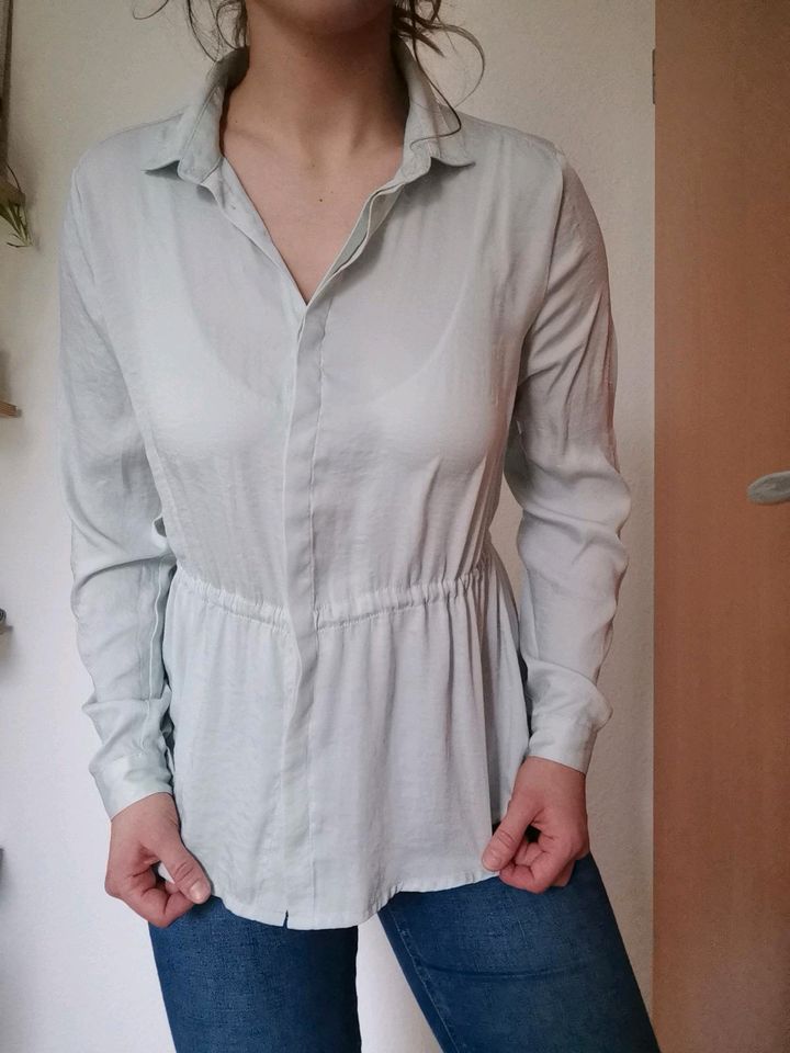 Mintfarbene Bluse mit Raffung von Minimum in Hemmingen