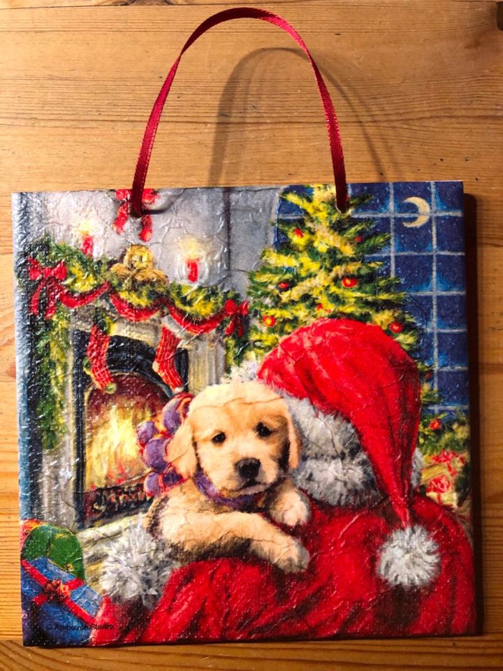 Weihnachts-Deko, Weihnachtsmann mit Hundewelpen, Labrador in Goslar