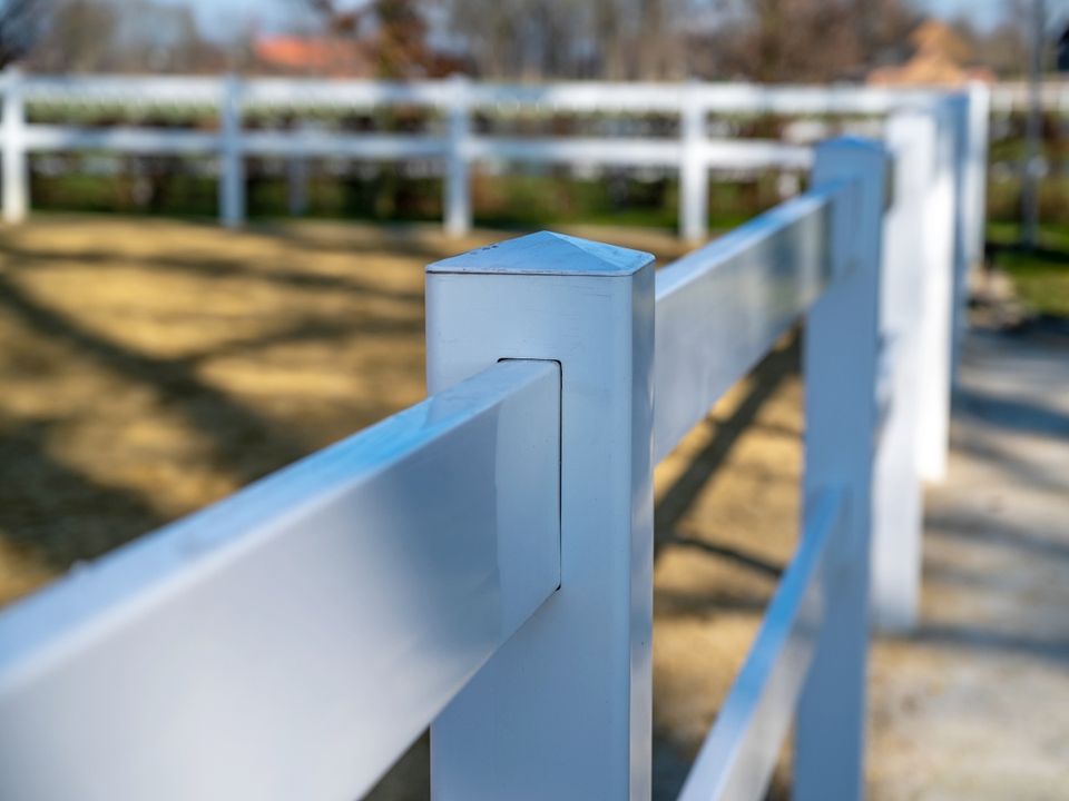 Reitplatz-Einzäunung 20 x 40 m - Kunststoffzaunsystem S 2, Tor inkl. Zauntaschen in Stuhr