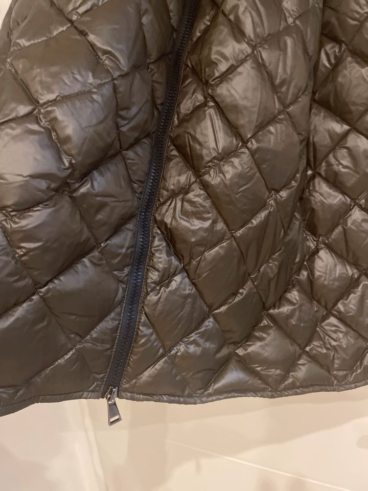 Moncler Daunenrock Größe M italienische 42 deutsche 38 neu oliv in Düsseldorf