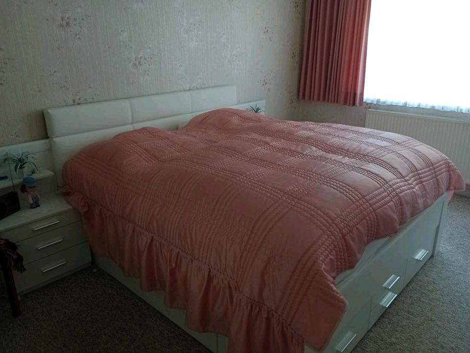 Schlafzimmermöbel Bett und Kleiderschrank in Hannover