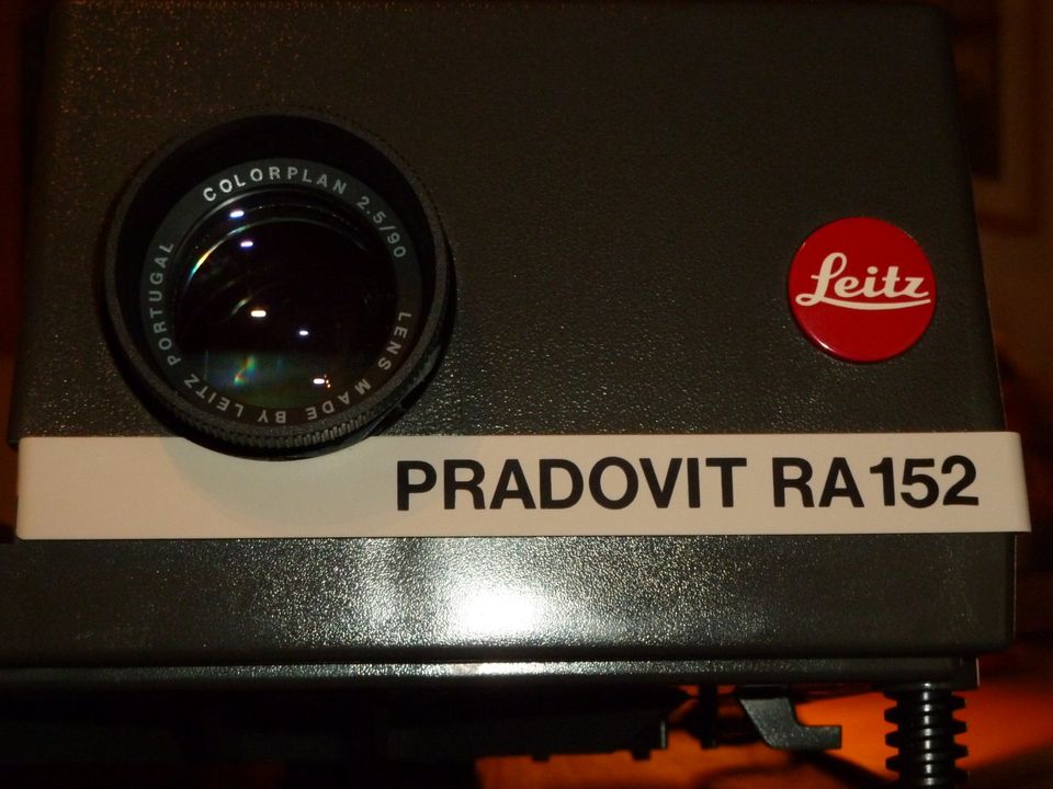 Leitz Pradovit RA 152 mit Universa Projektionsleinwand 1,2m*1,2m in Weissach