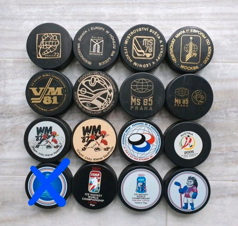 15 Eishockey Pucks WM 1972-2023, 20-70 € pro Stück in Enger