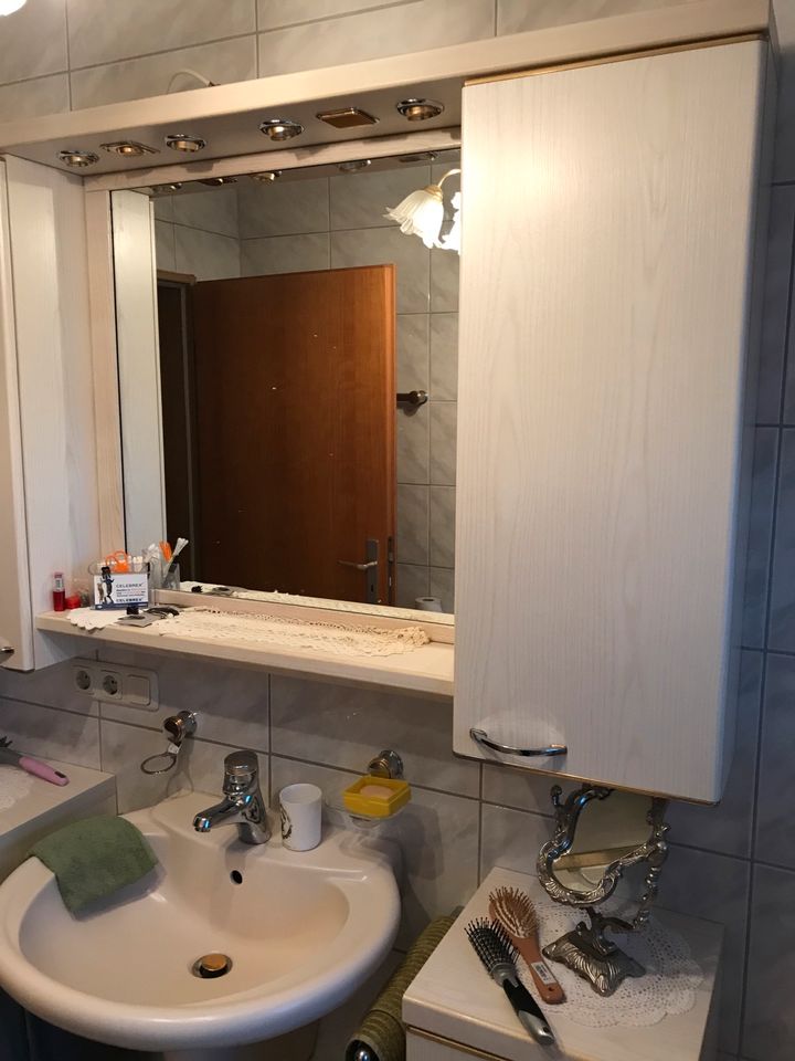 Badezimmer Möbel auch Waschbecken, Handtuchhalter in Tapfheim