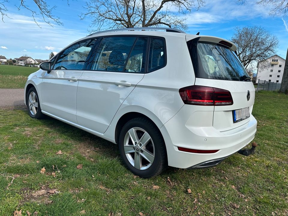 Volkswagen Golf Sportsvan 1.6 TDI - ACC CAM SHZ Panorama - Apple in Freiburg im Breisgau