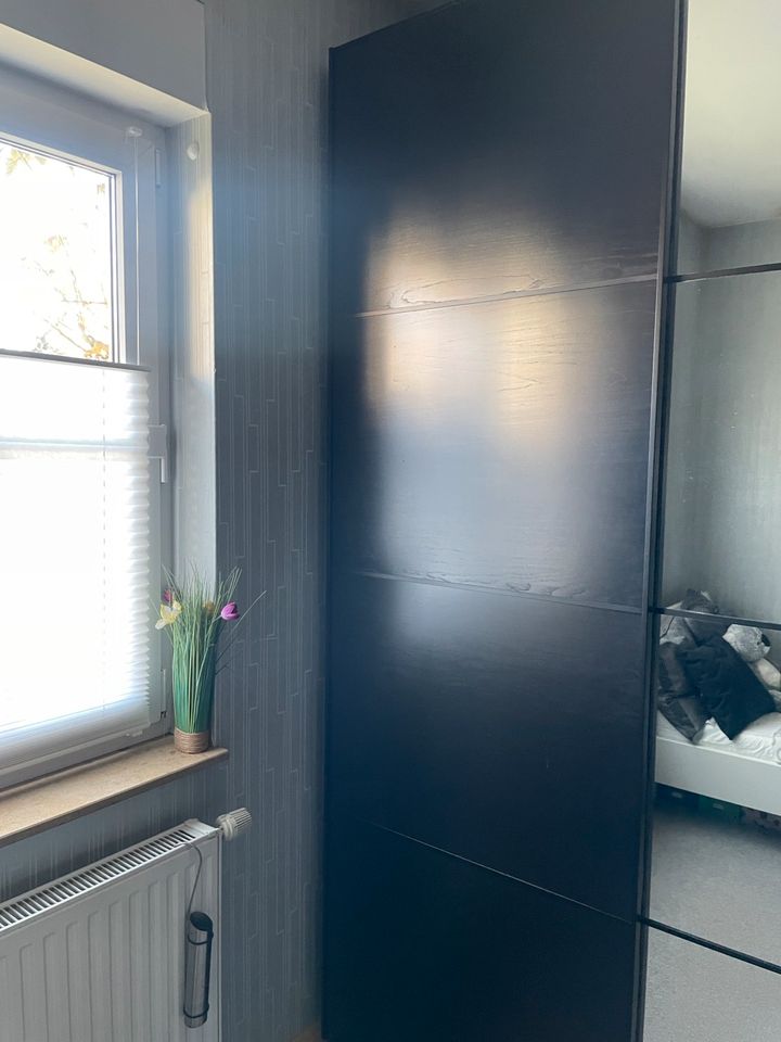 Ikea Pax Kleiderschrank schwarz braun 150x236 Schiebetüren in Bestensee