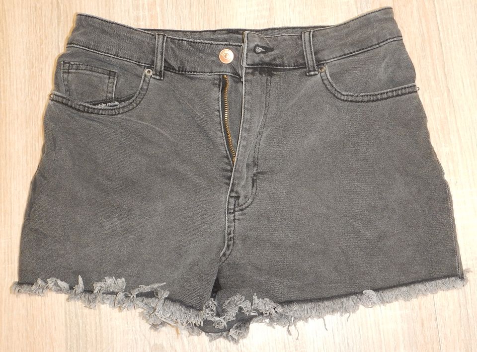 H&M Divided Jeans Shorts Jeansshorts Bermudas schwarz Gr. 38 in Eschborn