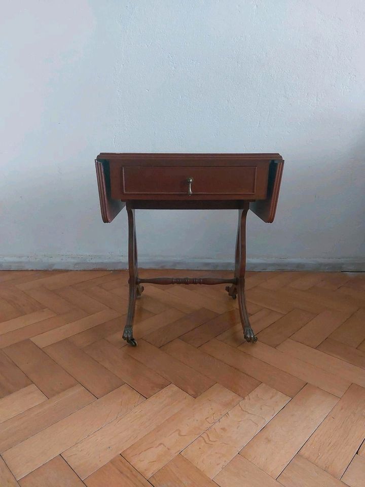 Kleiner Tisch, aufklappbar in Potsdam