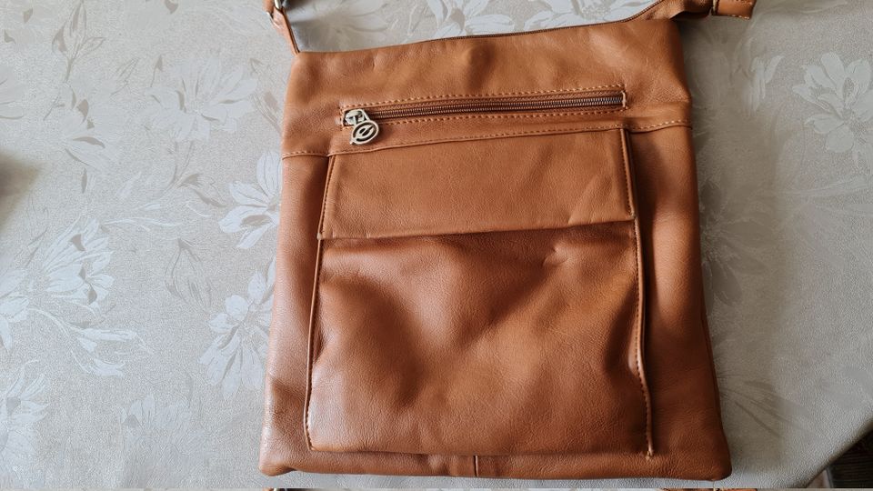 Neuwertige, hellbraune Leder-Handtasche, 28 x 26 cm groß, VB in Brilon