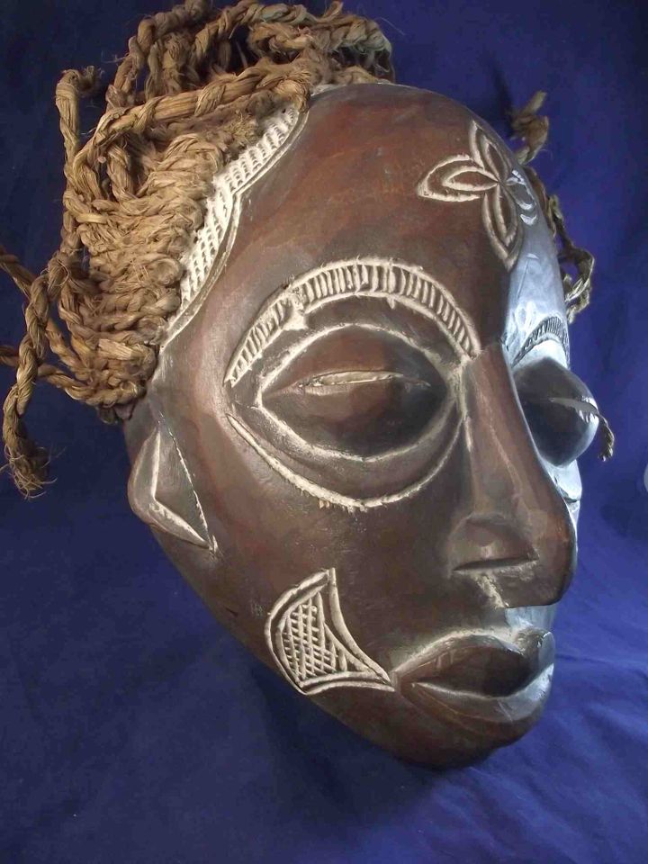 Weibliche Maske der Chokwe, Angola, 2. Hälfte 20. Jh. in Wadern