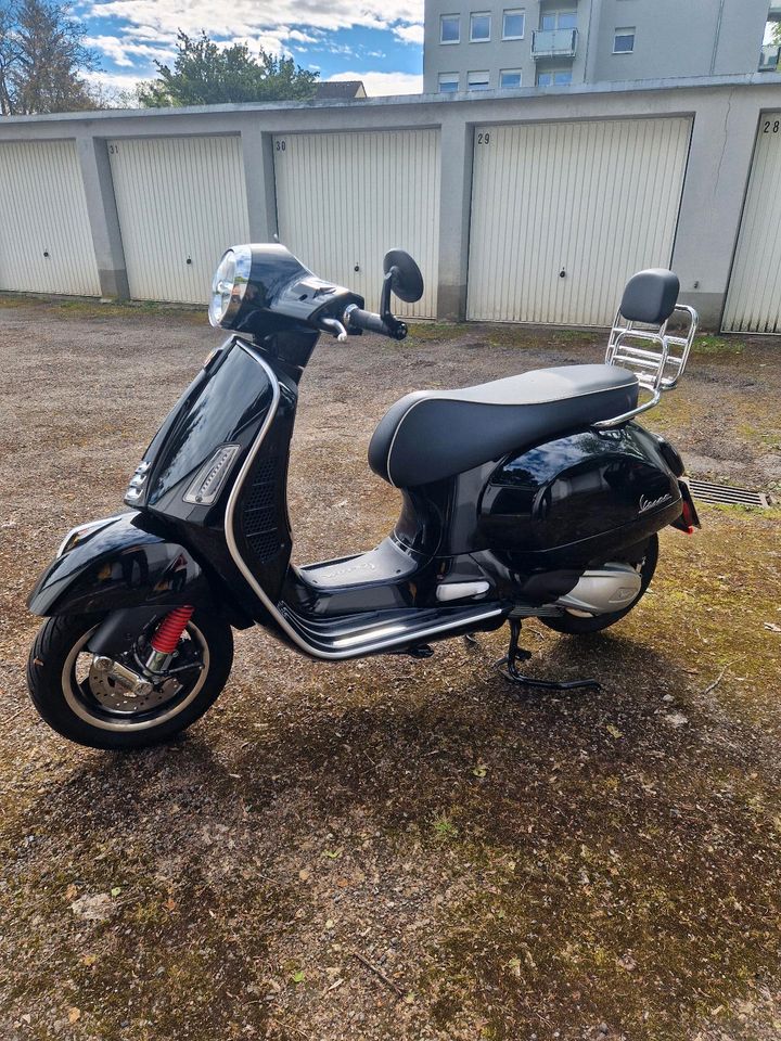 Piaggio Vespa GTS Super 300 mit Garantie in Duisburg