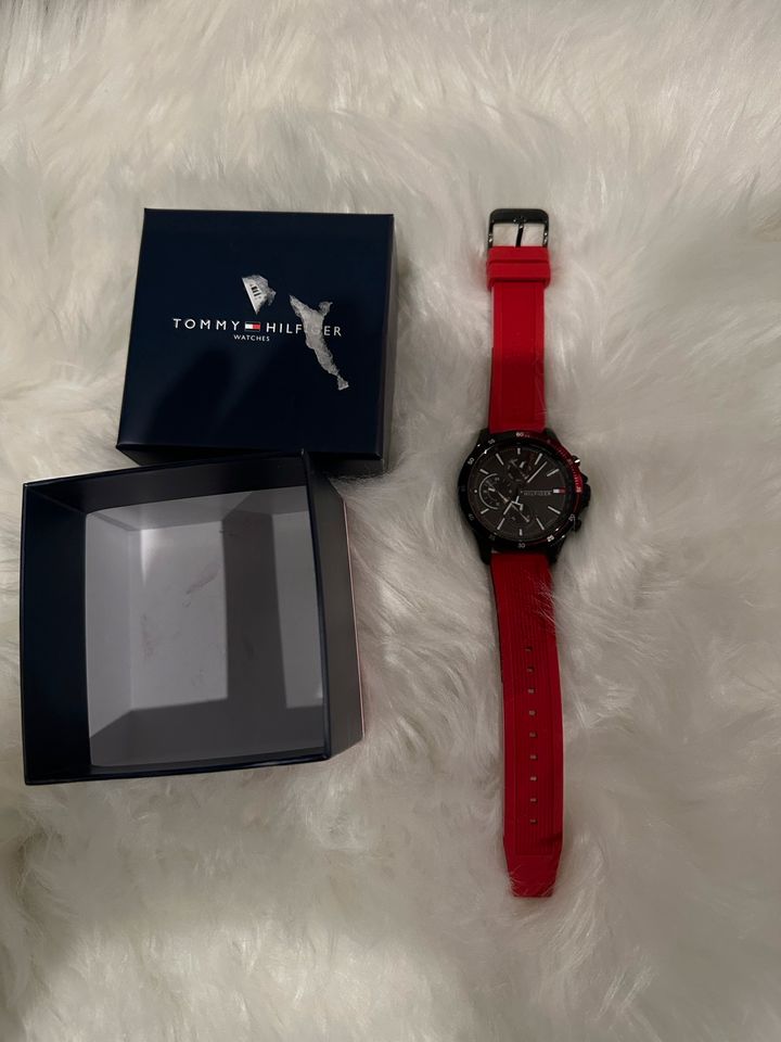 Tommy Hilfiger Quartz Herrenuhr Uhr mit rotem Silikonarmband in Hagen