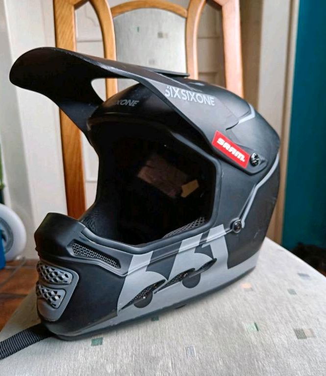 SixSixOne Fullface Helm in Bad Arolsen