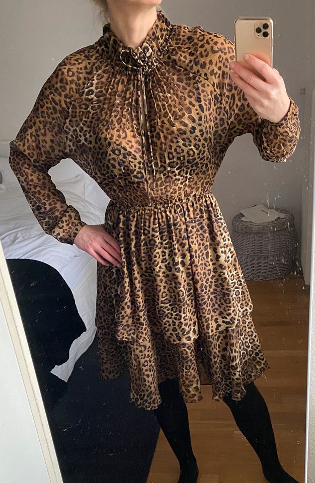 NA-KD Kleid Leoprint Chiffon mit Taillenraffung in Düsseldorf