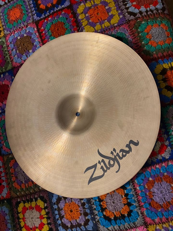 Zildjian Avedis 19" Med/Thin Crash Trad.Finish ....90s Rarities ! in Berlin