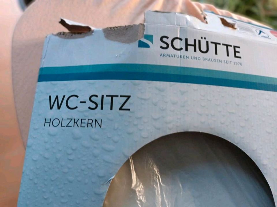 ** WC - Toilettensitz von Schütte , Holzkern, neu ** in Celle