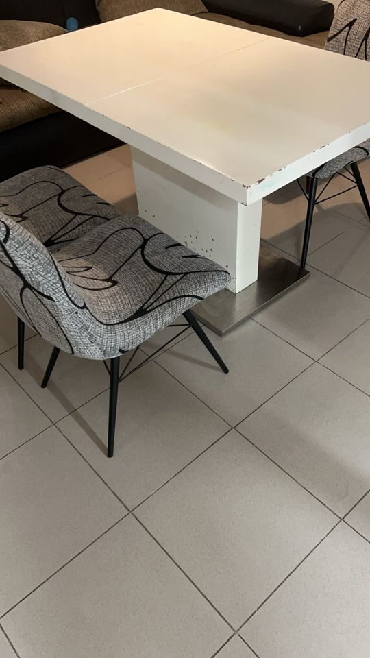Sofa, Tisch und drei Stühle in Fronreute