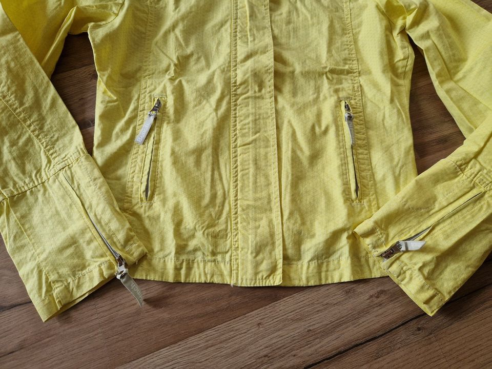 Bench Jacke gelb Gr. M großer Stehkragen Kapuze Sommerjacke Damen in Ludwigshafen