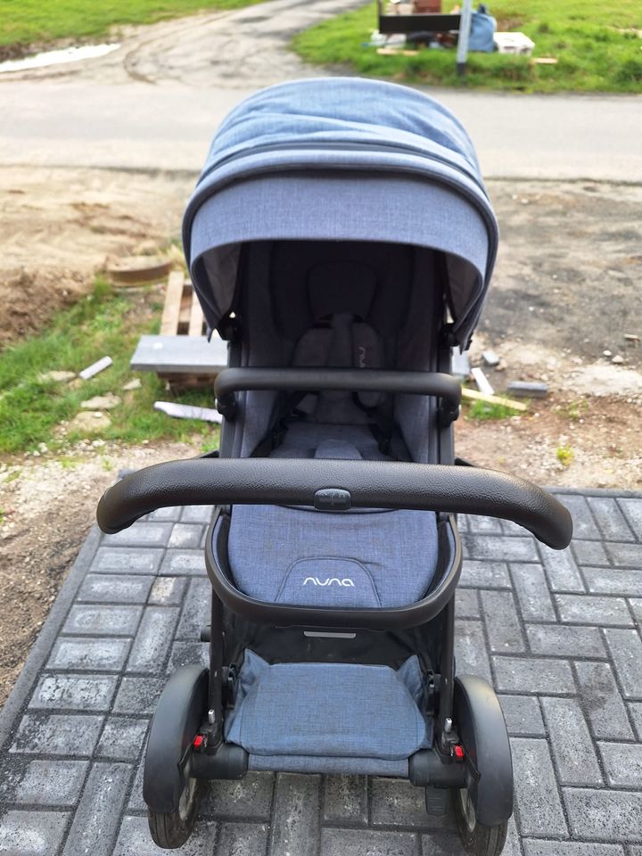 Kinderwagen mit viel Zubehör in Kranenburg